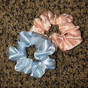 2 pack of silk scrunchies